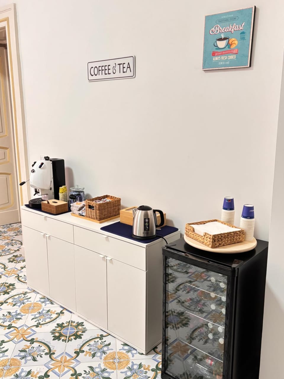 Coffee/tea facilities, Food and drinks, Breakfast, Internal: Not applicable to any particular room