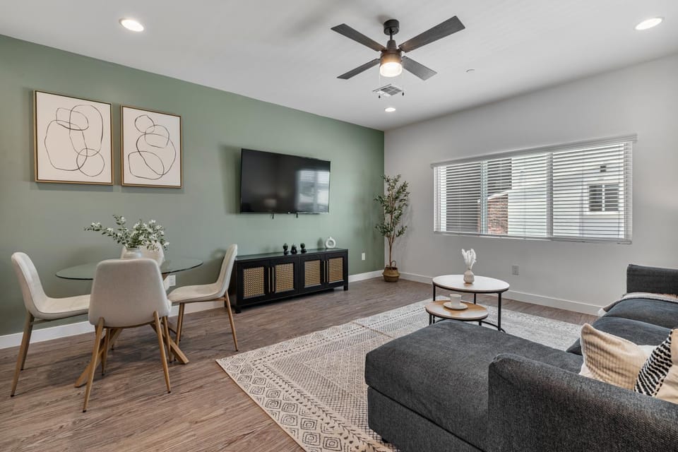 Stylish Phoenix Suite by Zenia Stays - Central & Cozy Escape House in Phoenix