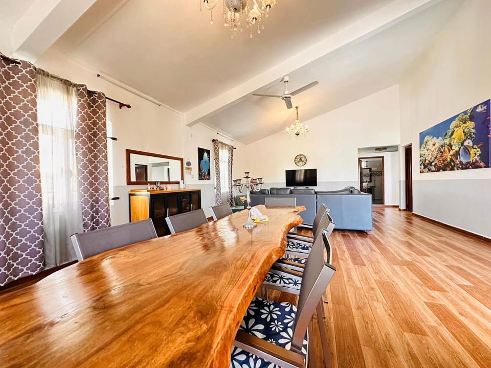Living room, Dining area