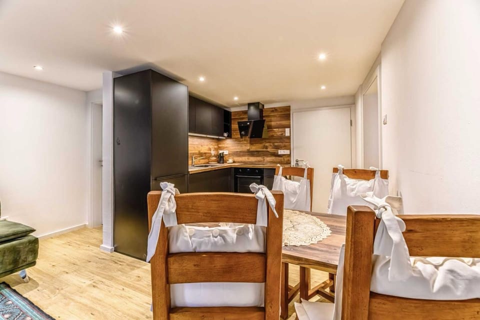 Kitchen or kitchenette, Seating area, Dining area