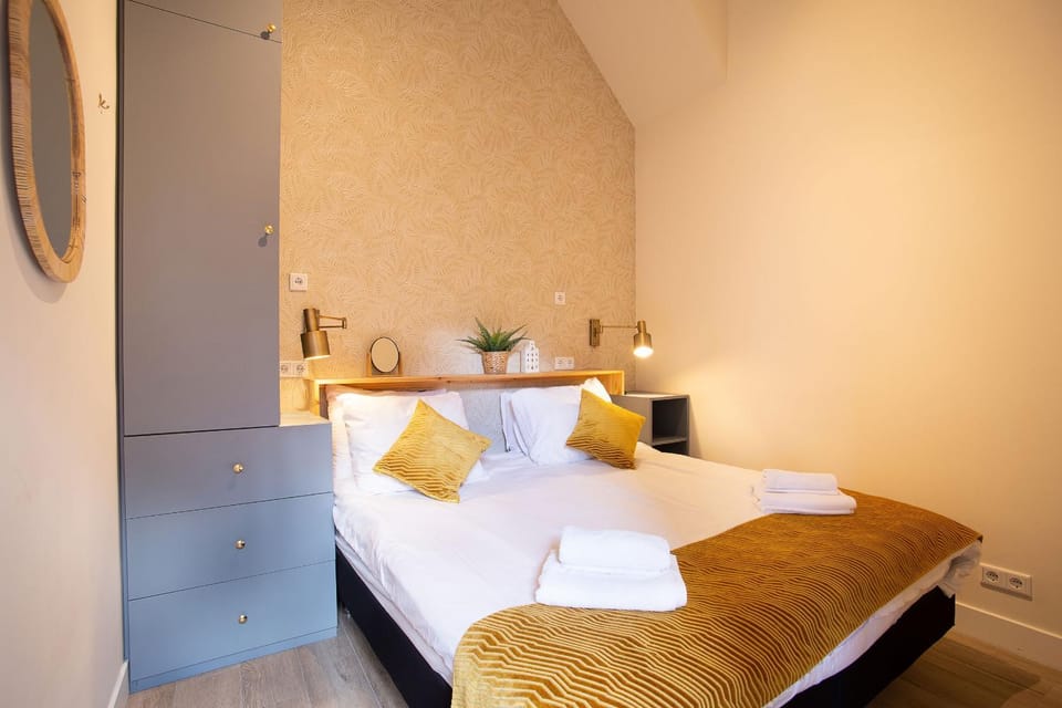 Bed, Bedroom, towels