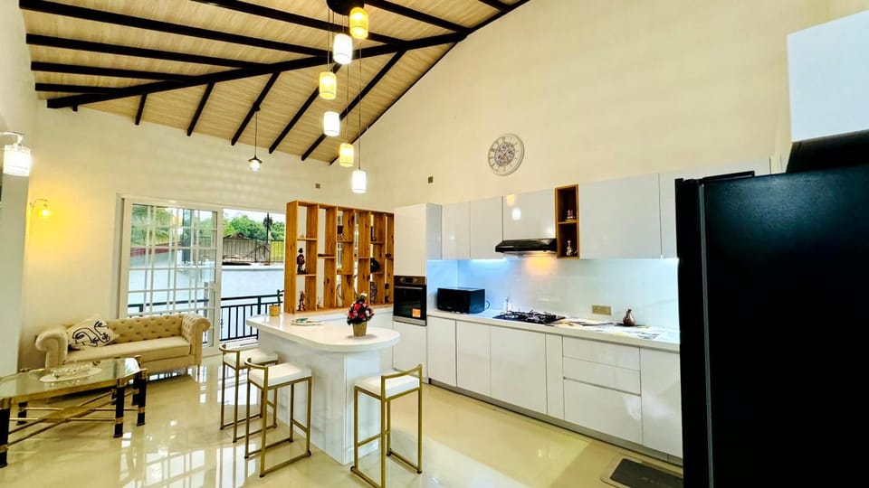 Kitchen or kitchenette, Kitchen or kitchenette, Dining area, oven