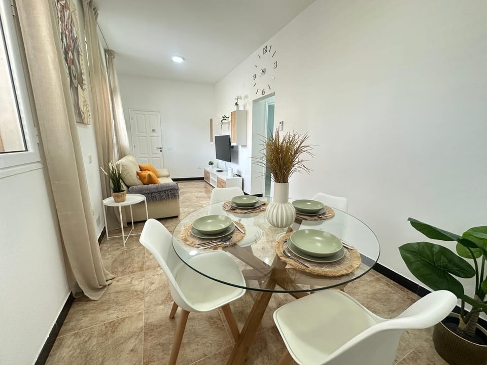 TV and multimedia, Living room, Seating area, Dining area
