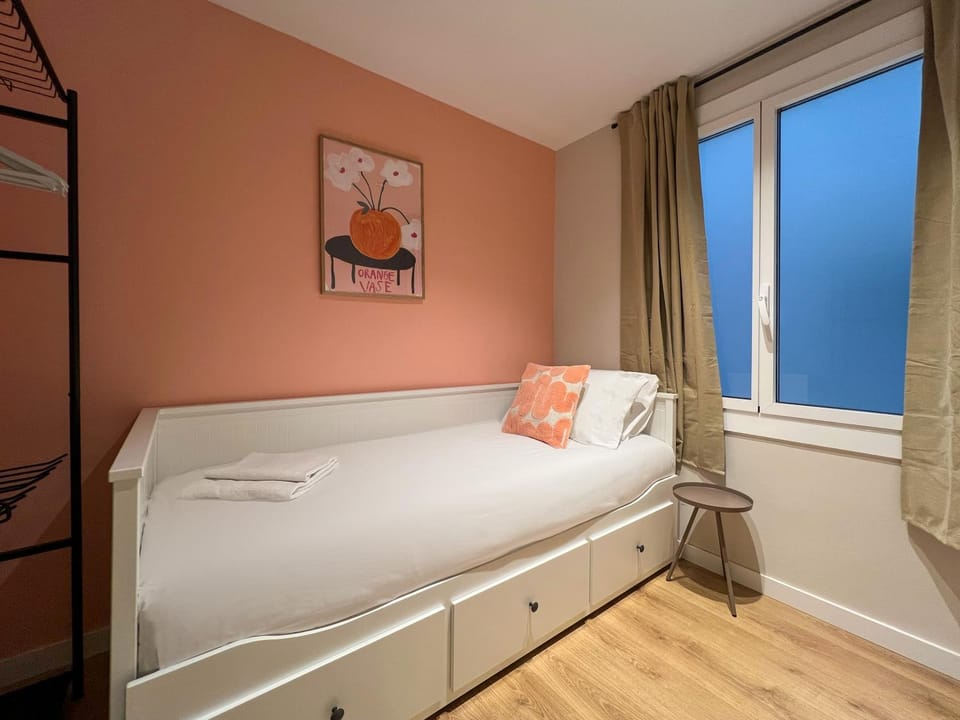 Bed, Photo of the whole room, Bedroom