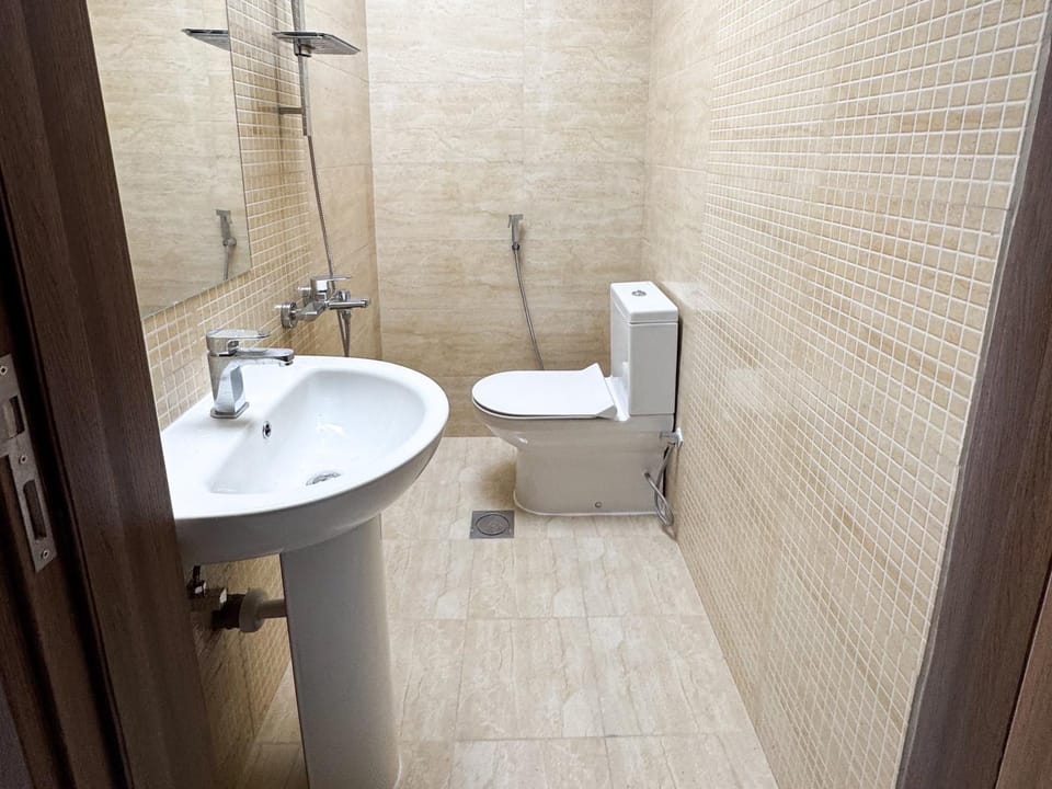 Shower, Toilet