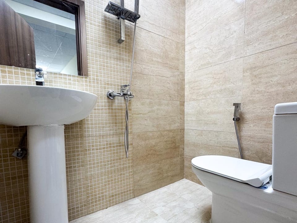 Shower, Toilet