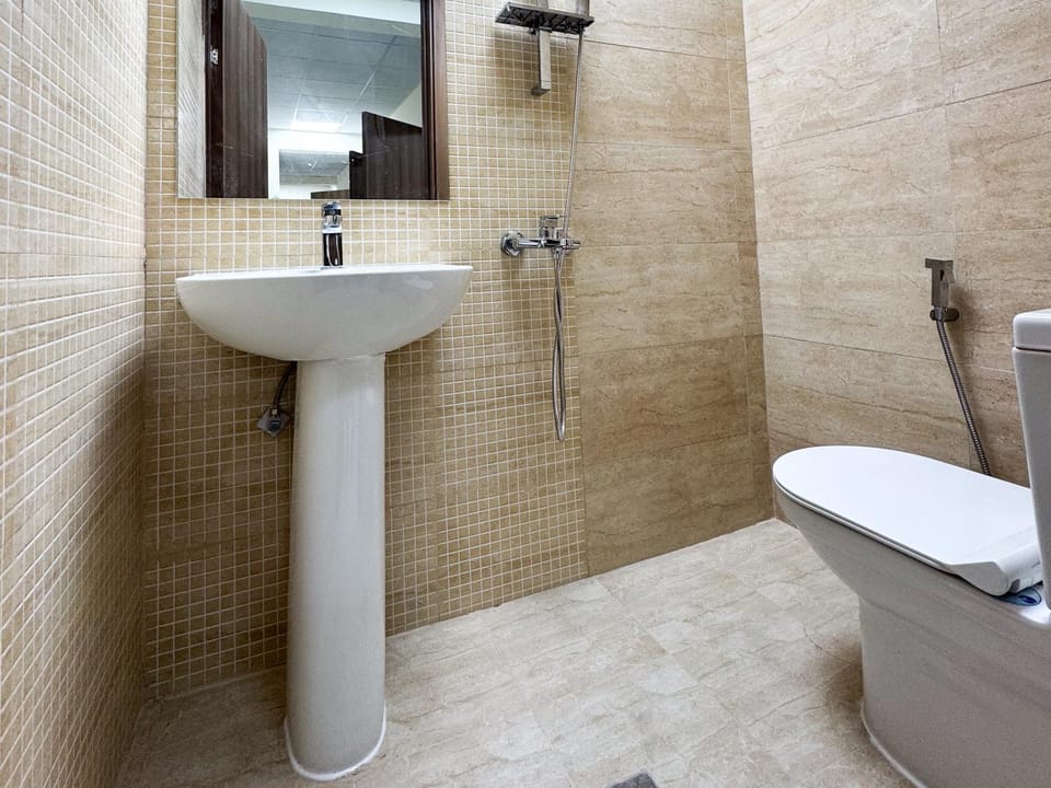 Shower, Toilet