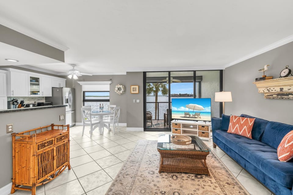 Perfect Waterfront Getaway on Marco River Apartment in Marco Island