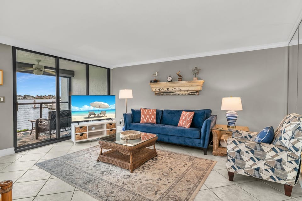Perfect Waterfront Getaway on Marco River Apartment in Marco Island