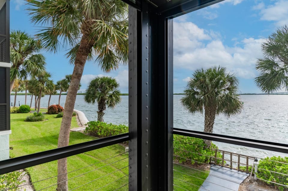 Perfect Waterfront Getaway on Marco River Apartment in Marco Island