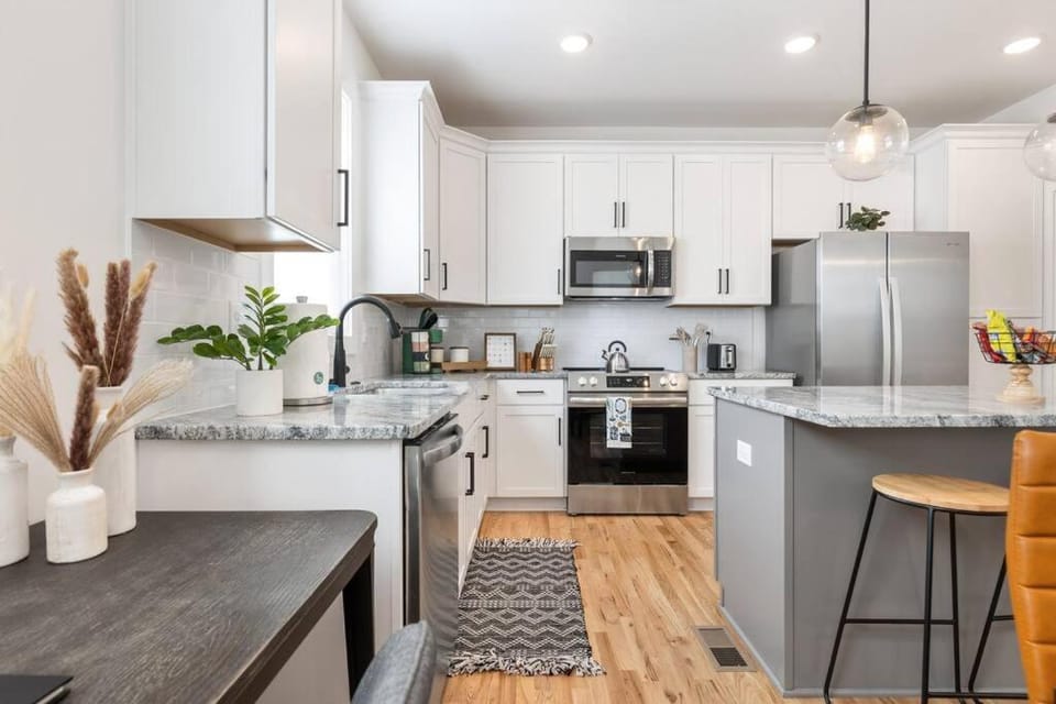 Coffee/tea facilities, Kitchen or kitchenette, Dining area, dishwasher, oven, stove, toaster