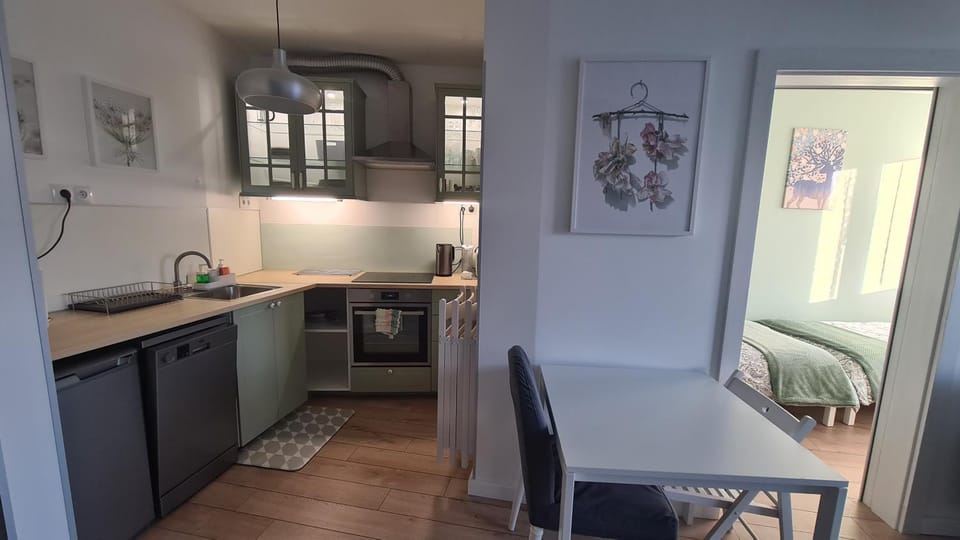 Kitchen or kitchenette, Dining area