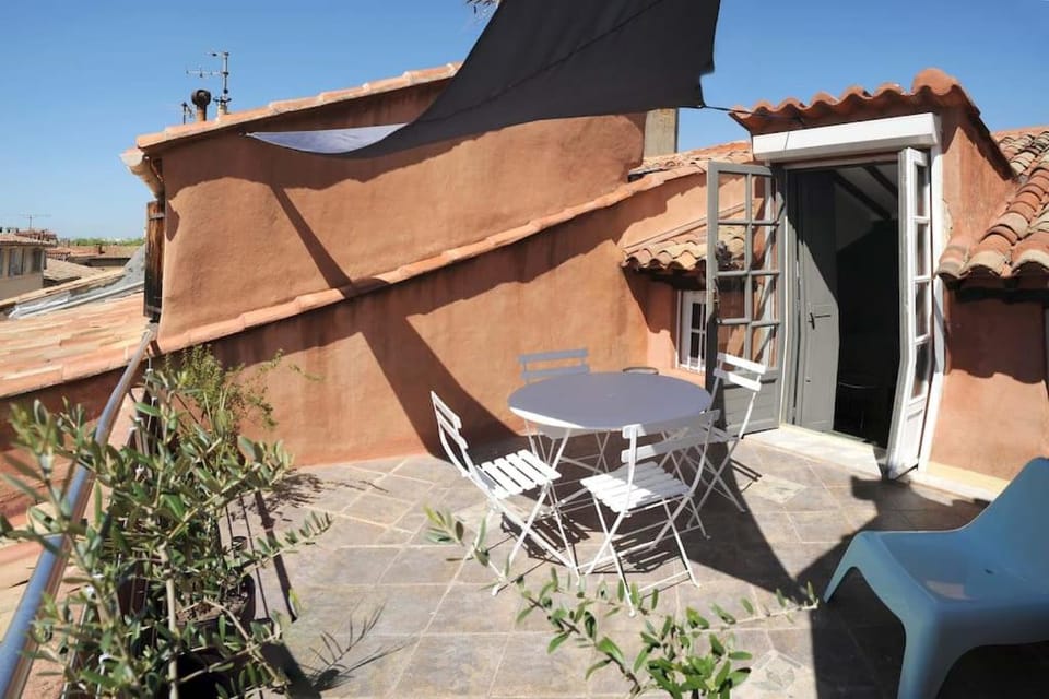 Appartement Vieille ville 55 m2 avec Terrasse 16m2 et 2chambres Vraie Climatisation Apartment in Aix-en-Provence