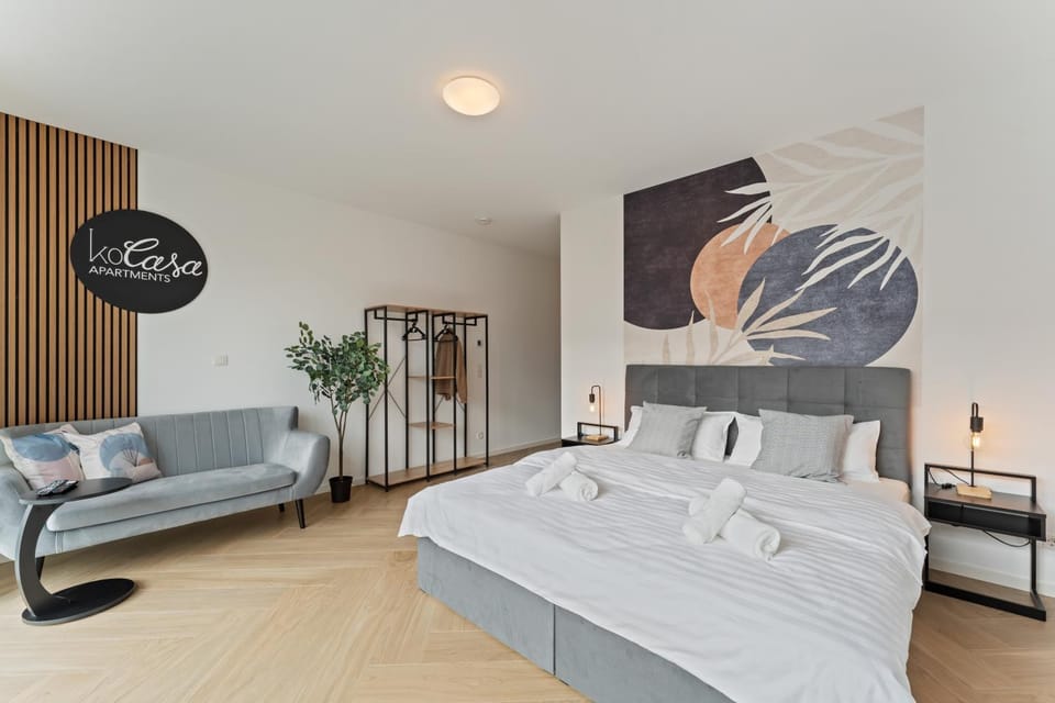 Bed, Living room, Photo of the whole room, Seating area, Bedroom, towels