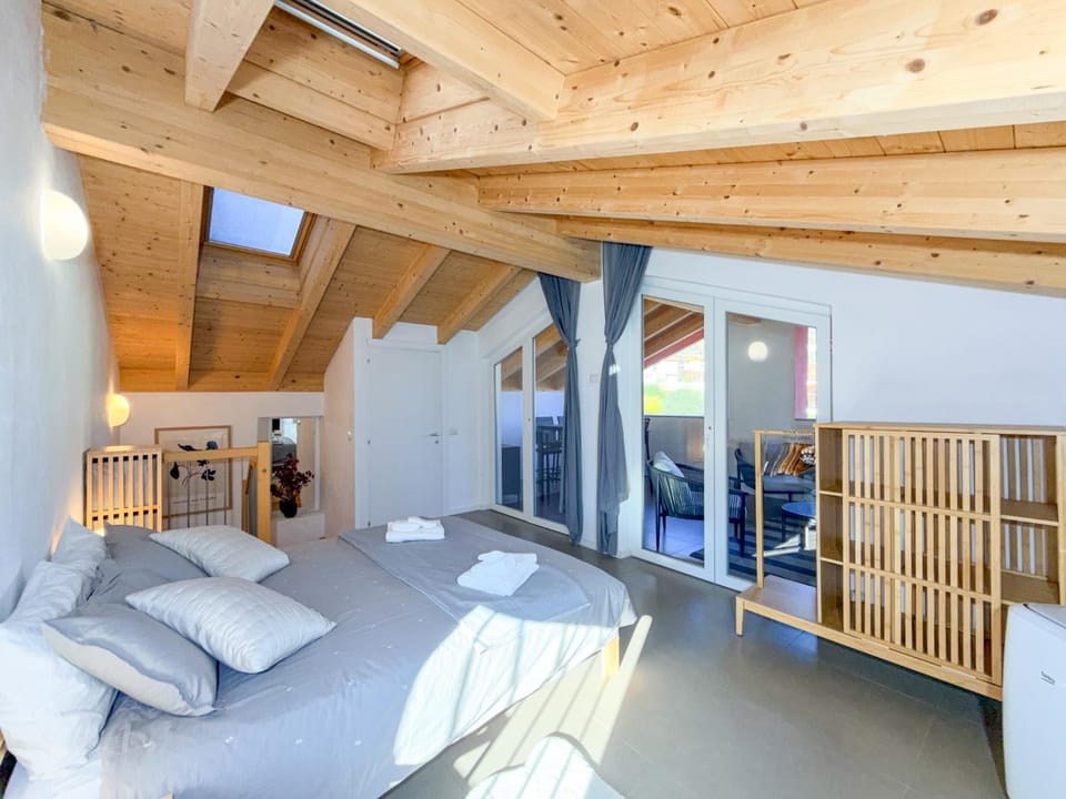 Bed, Living room, Photo of the whole room, Seating area, Bedroom, towels, air conditioner
