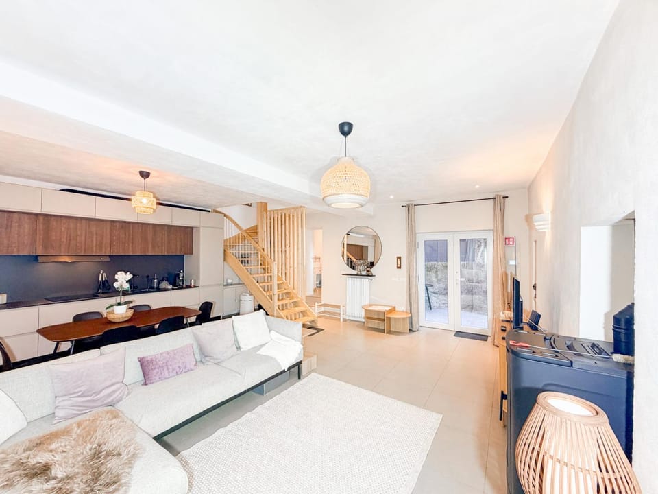Bed, TV and multimedia, Kitchen or kitchenette, Living room, Photo of the whole room, Seating area, Dining area, Bedroom, fireplace, wardrobe