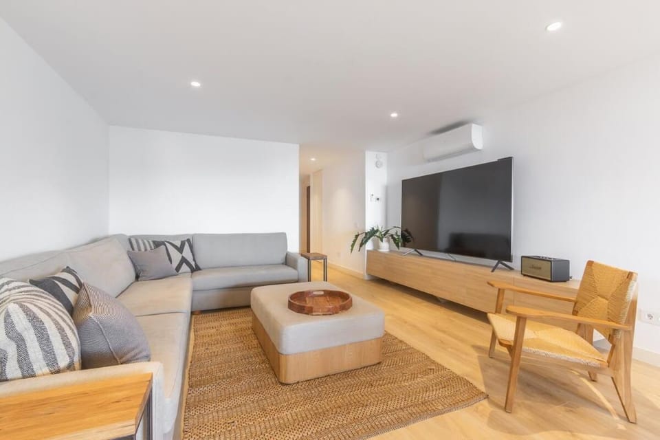 Oceanfront Lux Condo Sleeps 9 Apartment in Cascais