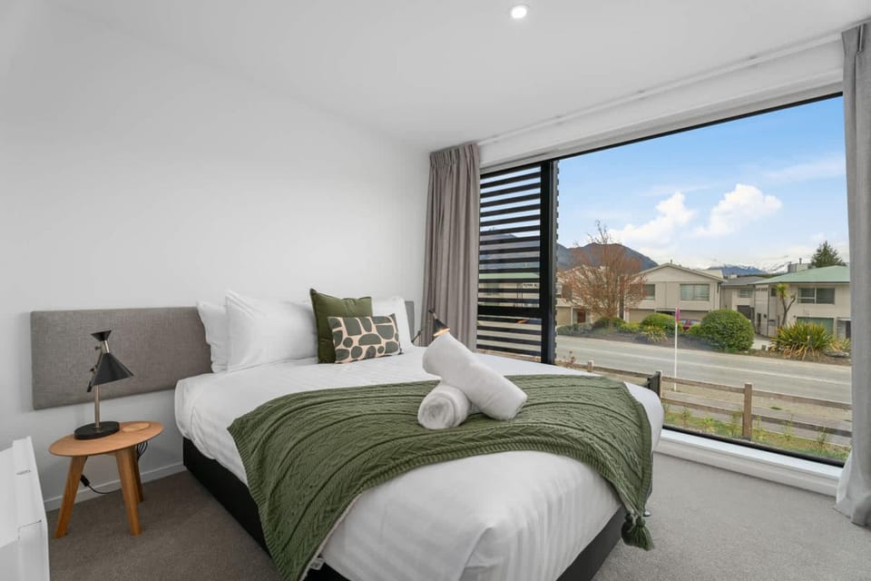 Mt Iron Delight on Rowely House in Wanaka