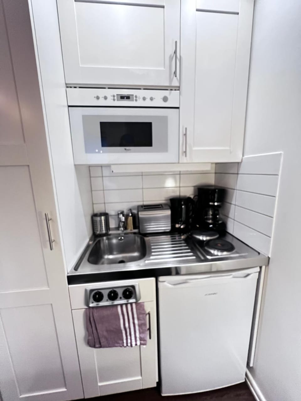 Coffee/tea facilities, microwave, stove, toaster