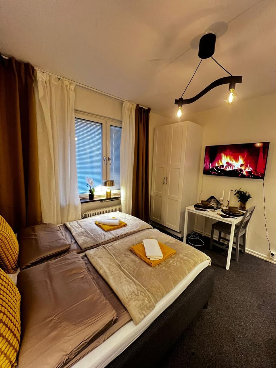 Bed, TV and multimedia, Photo of the whole room