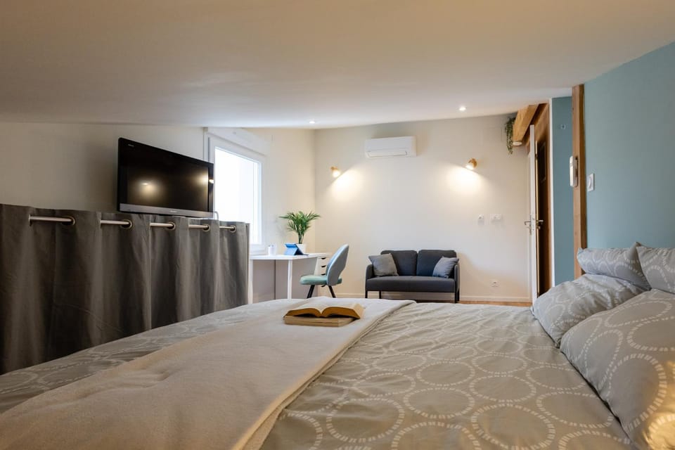 Bed, Photo of the whole room, Seating area, Bedroom, air conditioner, air conditioner