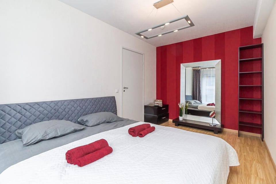 Bed, Bedroom, towels