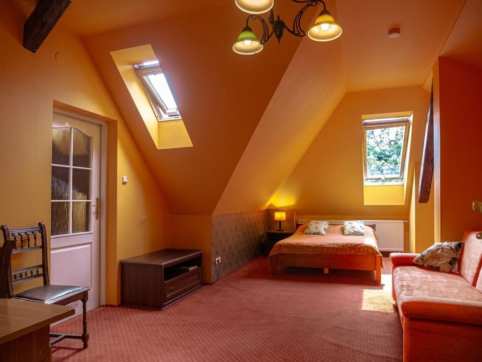 Bed, Photo of the whole room, Seating area