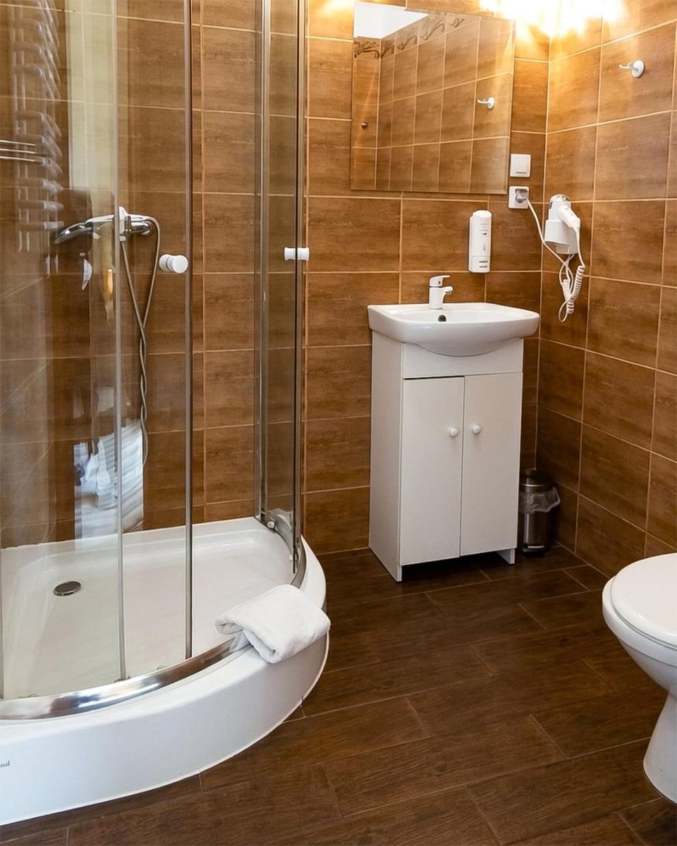 Shower, Toilet