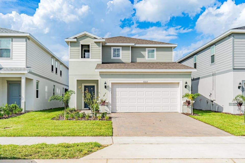 Unwind in Your 5-Bedroom Oasis House in Four Corners