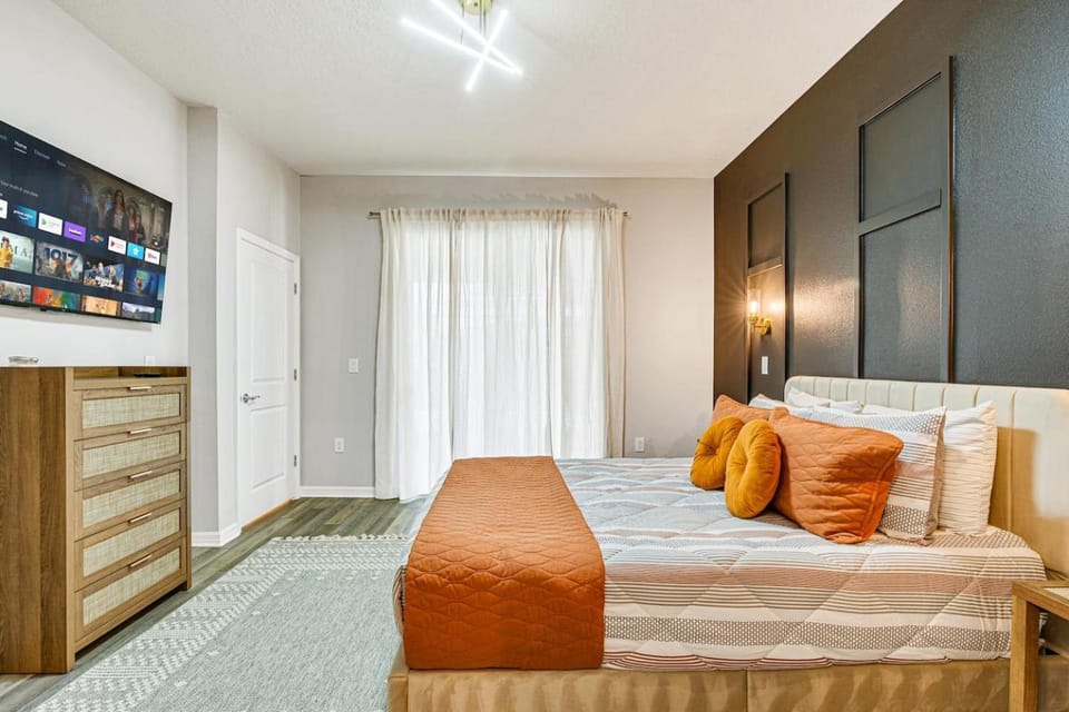 Unwind in Your 5-Bedroom Oasis House in Four Corners