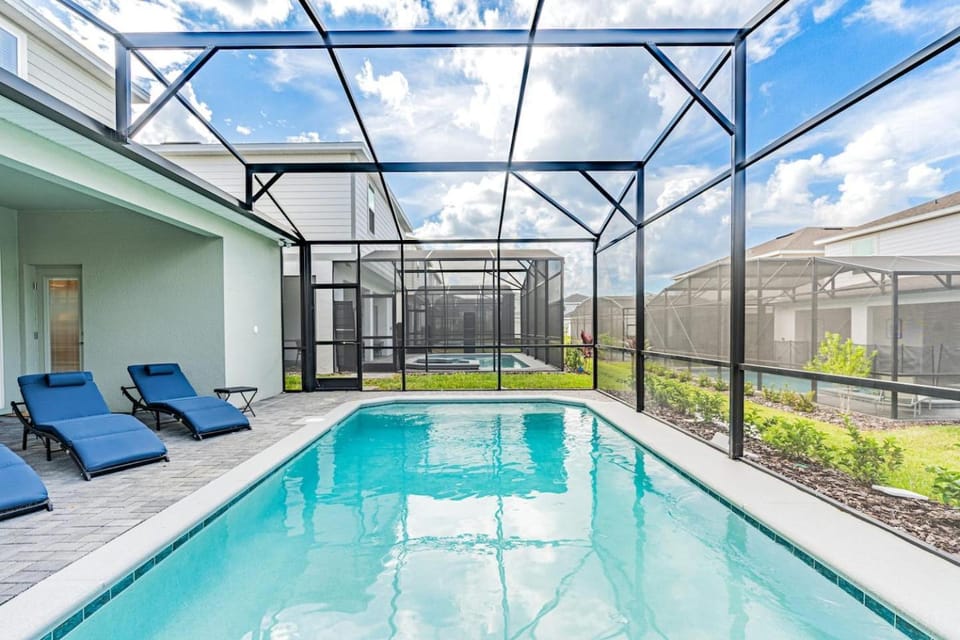 Unwind in Your 5-Bedroom Oasis House in Four Corners