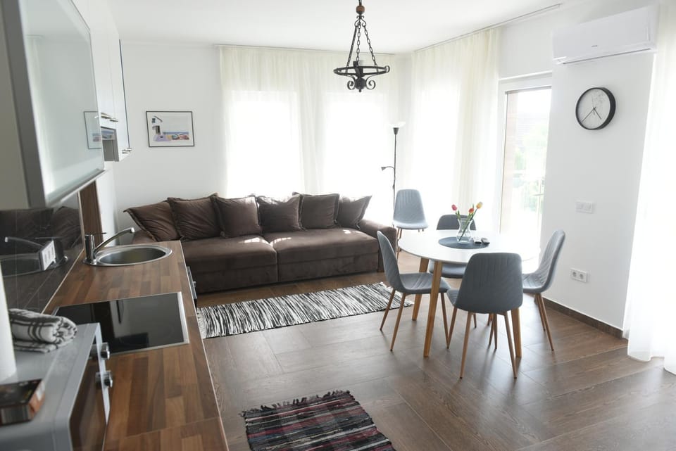 TV and multimedia, Living room, Seating area, Dining area