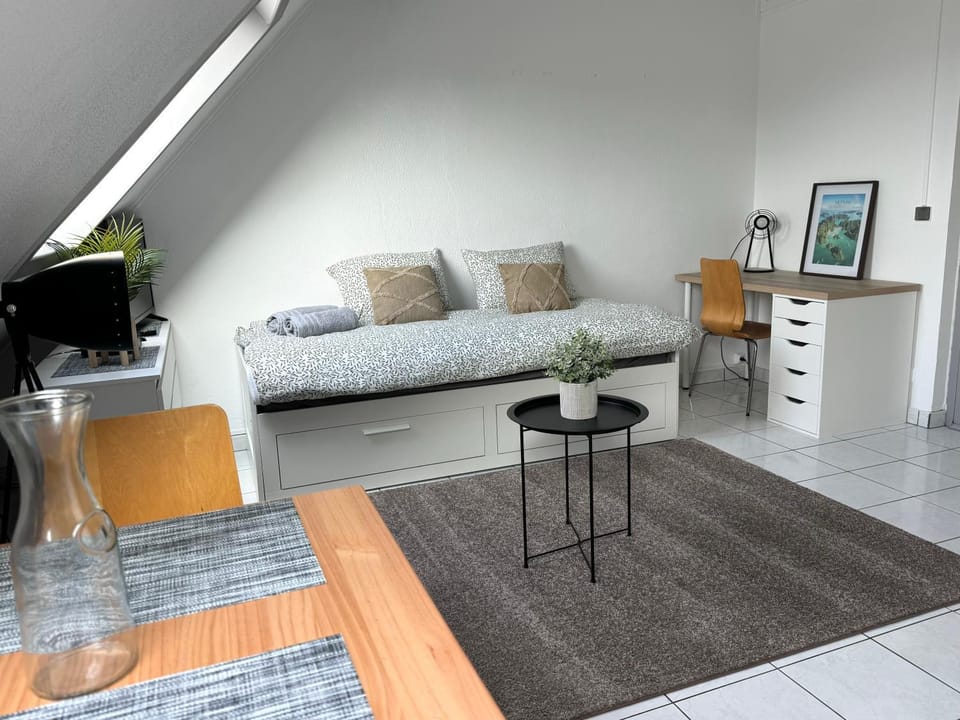 Bed, TV and multimedia, Living room, Photo of the whole room, Seating area, Dining area, Bedroom