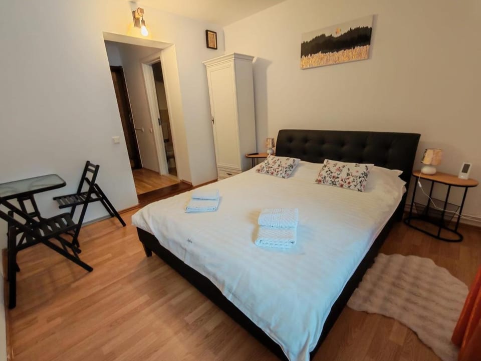 Photo of the whole room, Bedroom