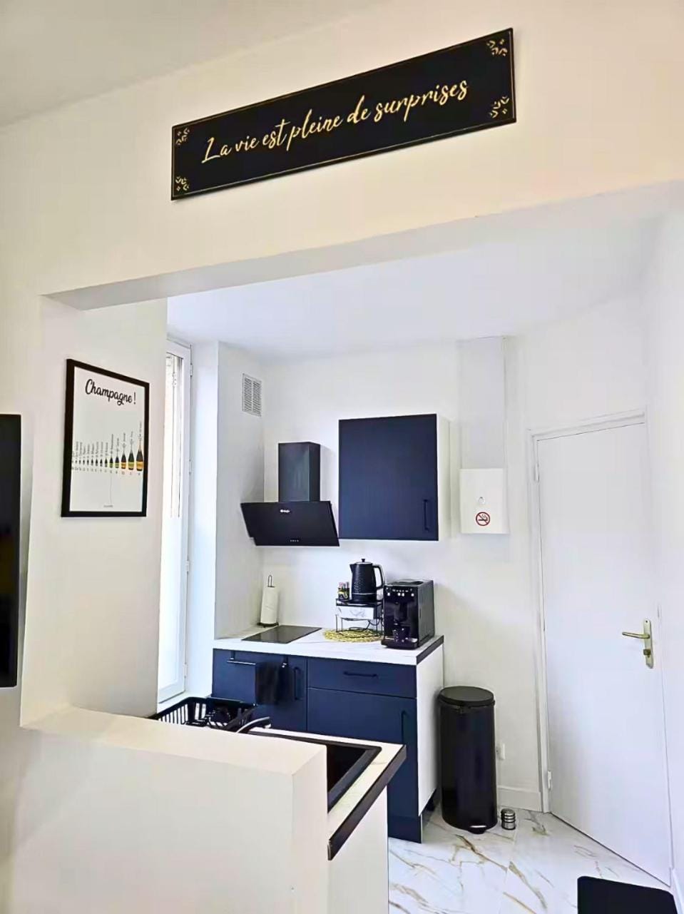 Facade/entrance, Coffee/tea facilities, Kitchen or kitchenette, Meals, internet, oven, stove, kitchen