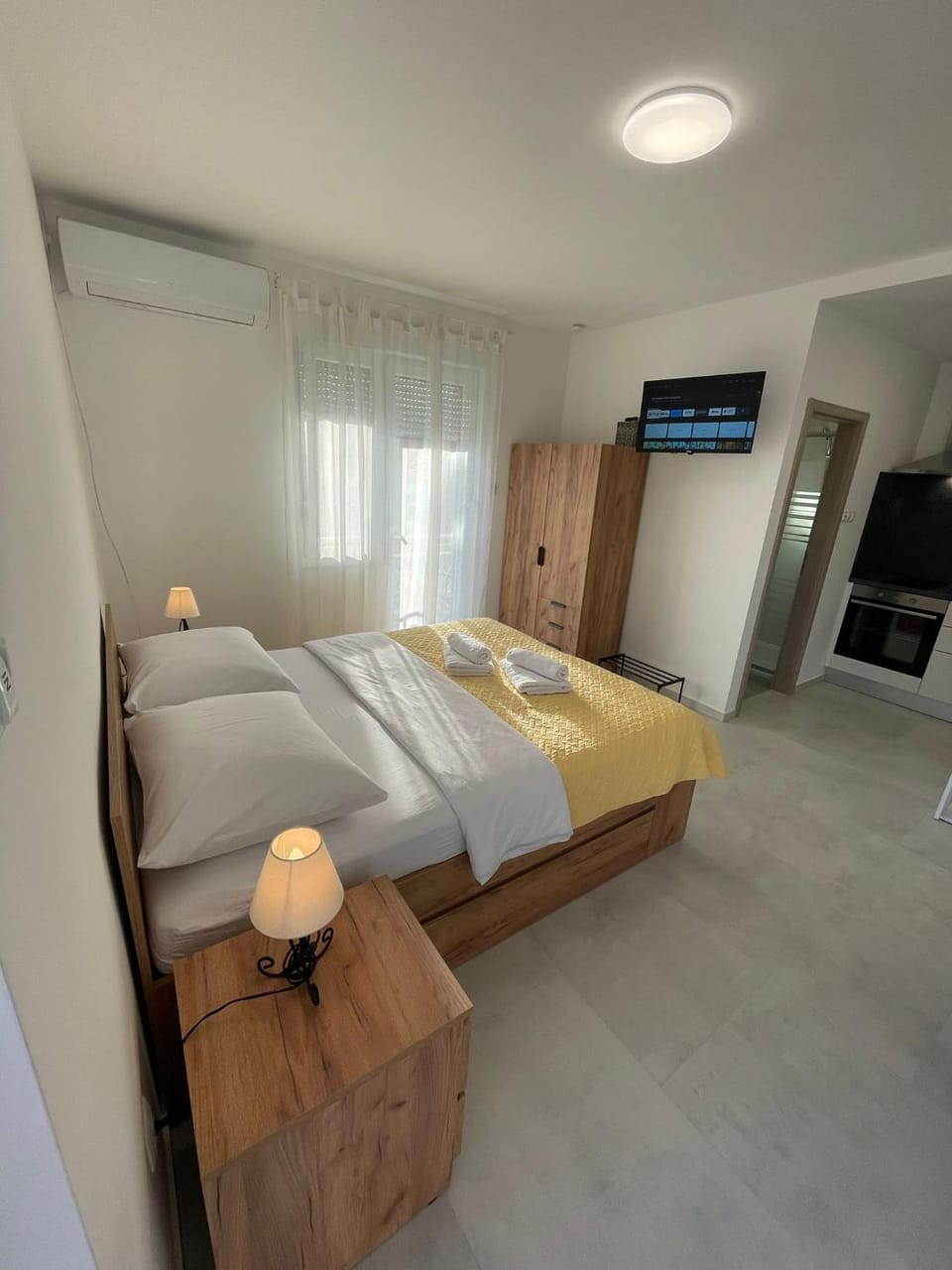 Bed, TV and multimedia, Bedroom, towels