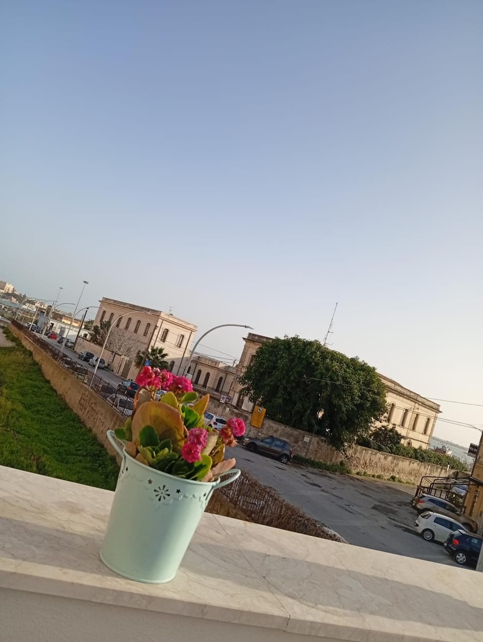 Day, Neighbourhood, Natural landscape, View (from property/room), Street view, Parking