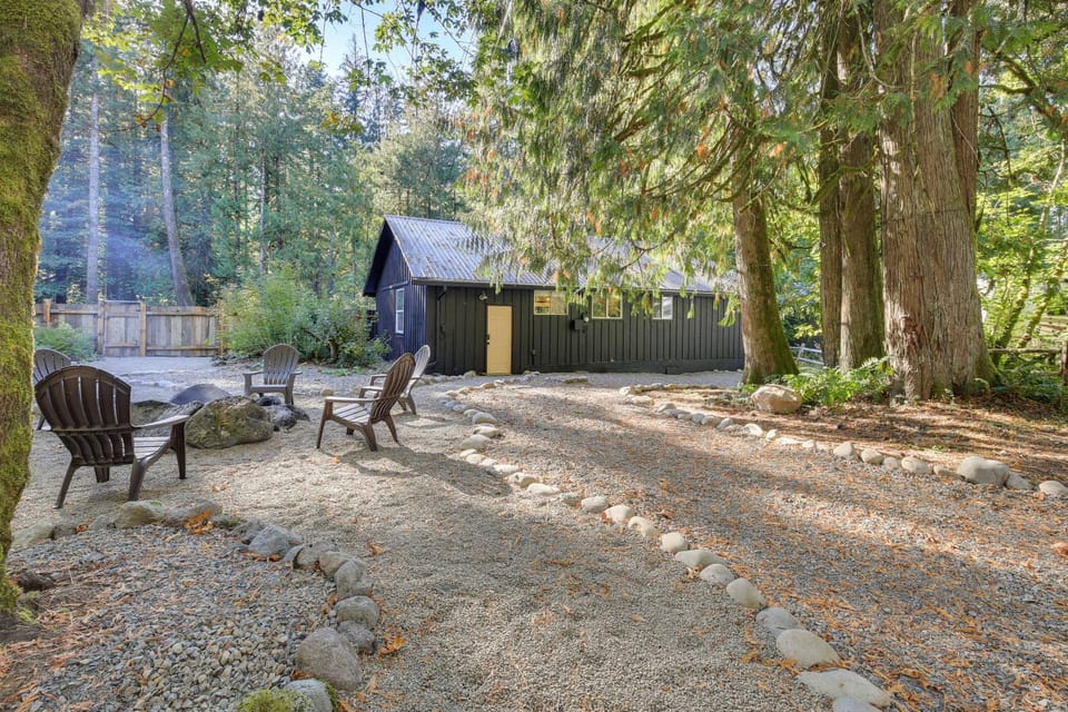 Mt Hood Launchpad! Cozy Retro Rhododendron Cabin Cabin in Clackamas County
