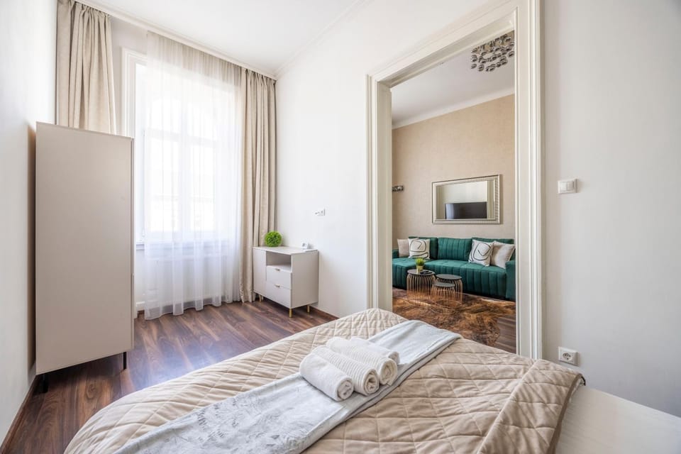 Bed, TV and multimedia, Living room, Photo of the whole room, Seating area, Bedroom, towels, wardrobe, air conditioner