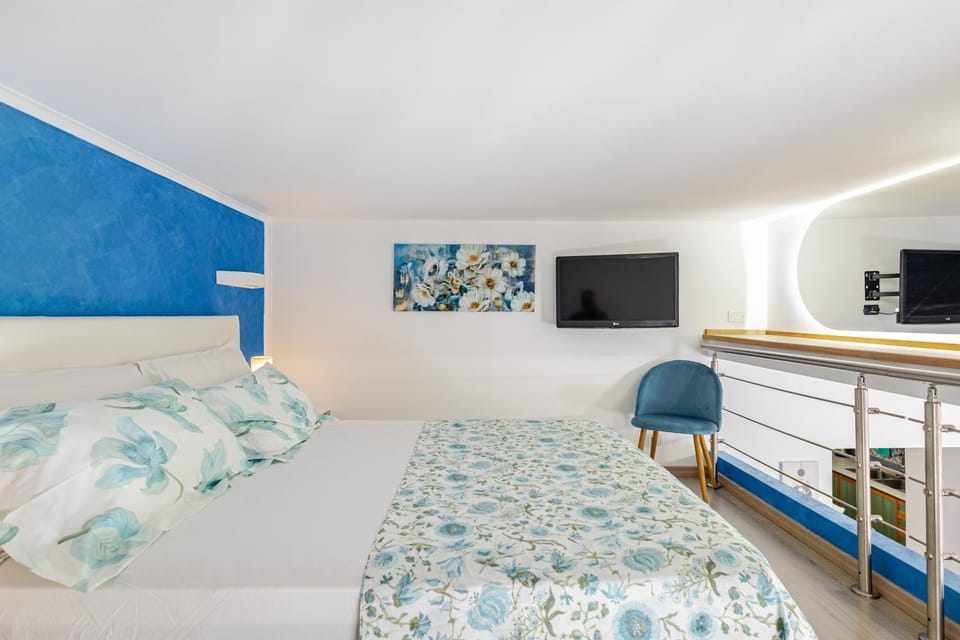 Bed, TV and multimedia, Photo of the whole room, Bedroom