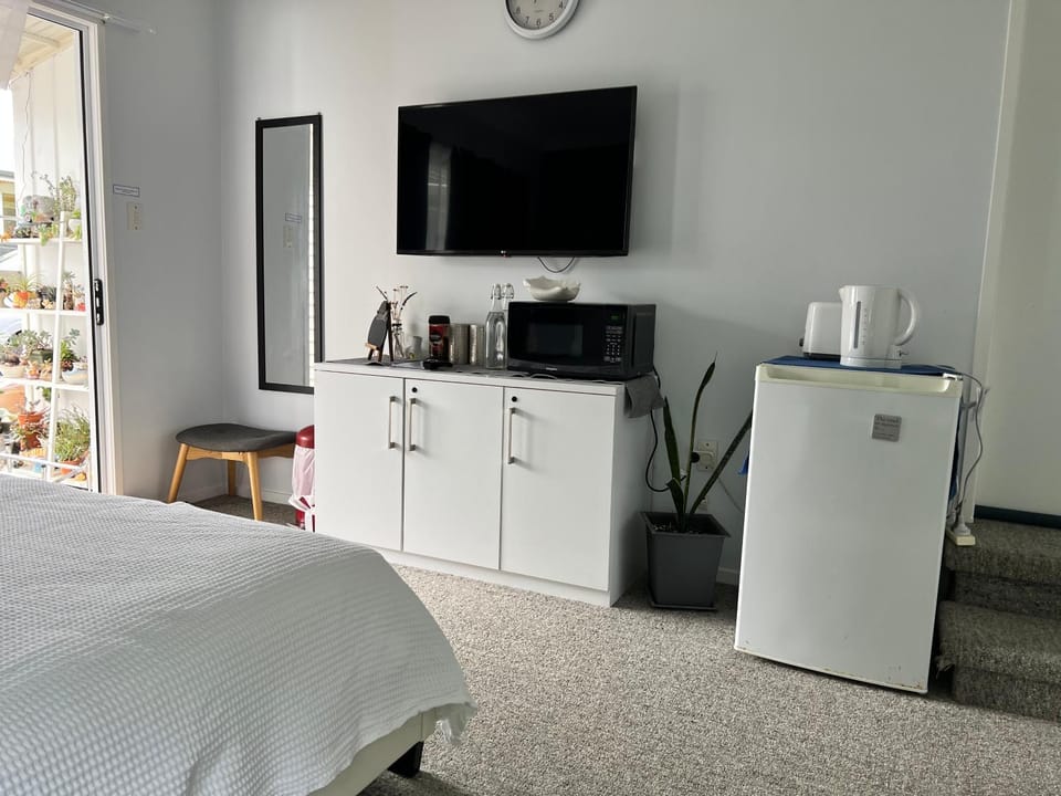 LA SOL - ensuite & seperate entrance - close to uni Vacation rental in Hamilton