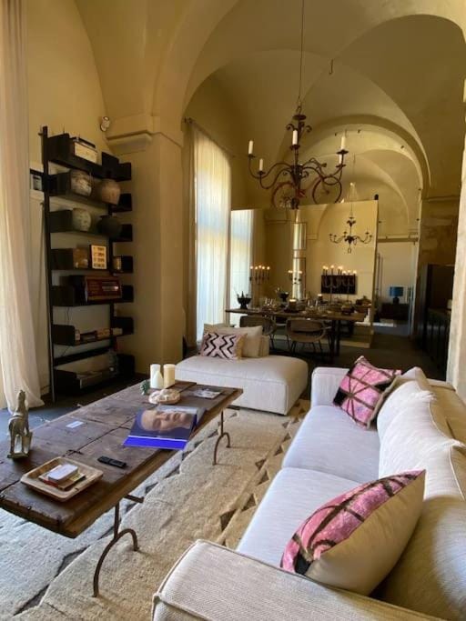Coffee/tea facilities, Living room, Seating area, laundry, air conditioner