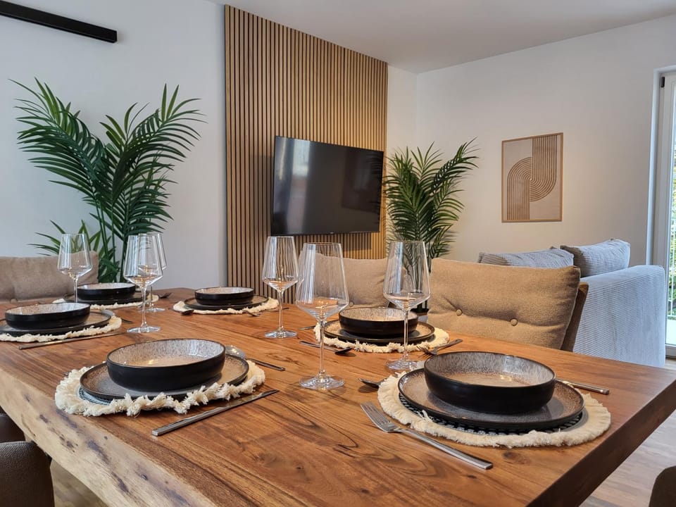 TV and multimedia, Living room, Seating area, Dining area