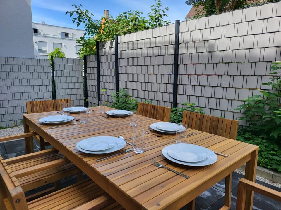 Patio, Day, Dining area, Inner courtyard view