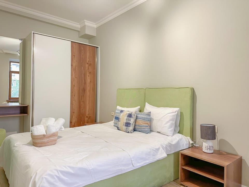 Bed, Bedroom, towels, wardrobe