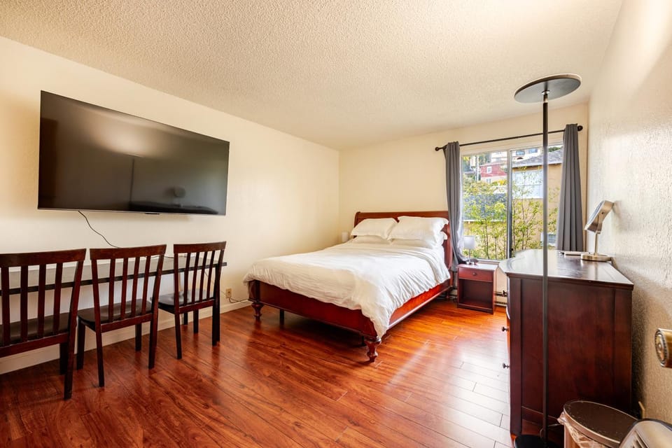 Bed, TV and multimedia, Bedroom