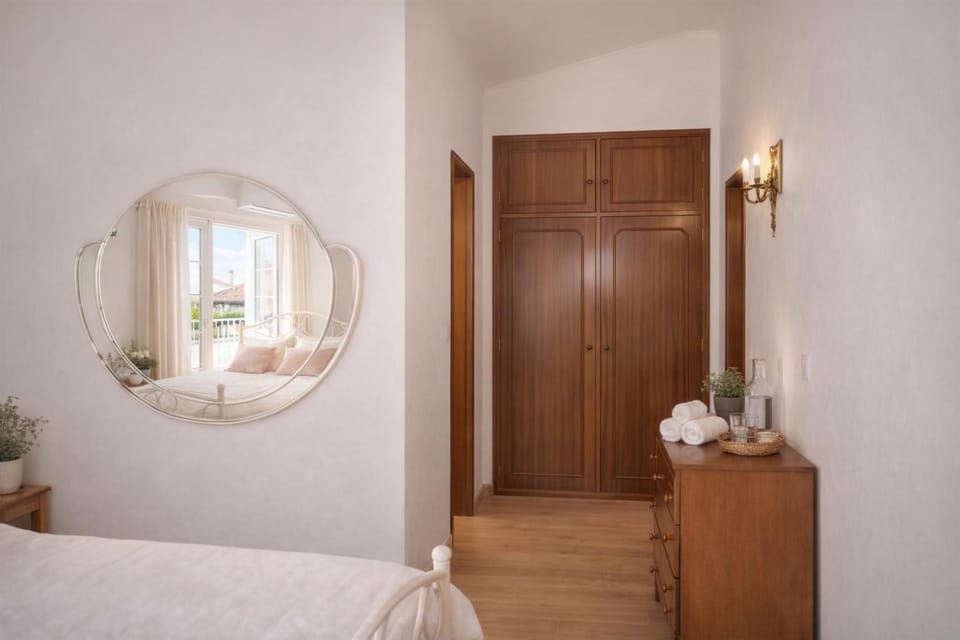 Photo of the whole room, Bedroom, wardrobe