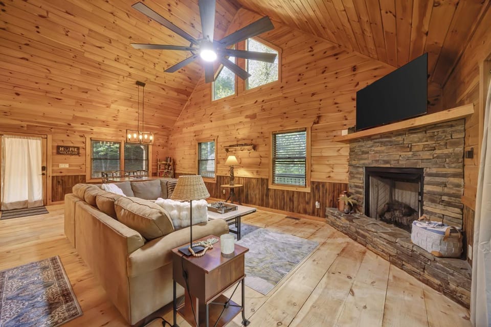 The cozy cabin get away with hot tub Cabin in Georgia