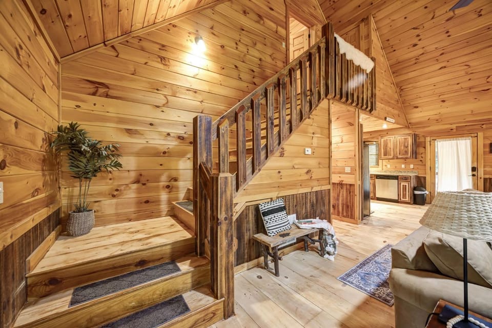 The cozy cabin get away with hot tub Cabin in Georgia