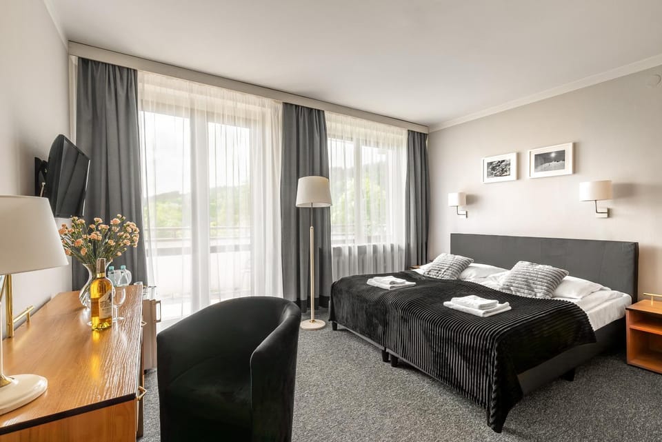 Photo of the whole room, Bedroom, Mountain view